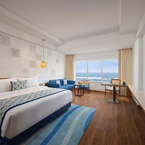 Kamer met een King Size Bed en Uitzicht op het Strand