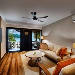 Suite con letto king size con vista sull'oceano