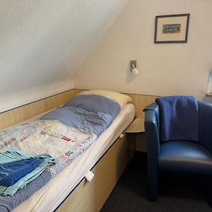 Kleines Zimmer mit zwei Einzelbetten