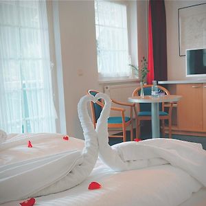 Großes Zimmer mit Kingsize-Bett