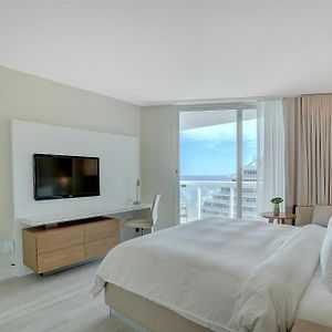 Suite mit Kingsize-Bett für Gäste mit Behinderungen