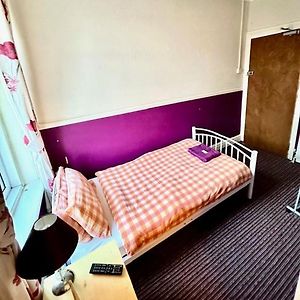 Zimmer mit Kingsize-Bett
