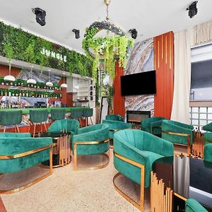Chesterfield Hotel & Suites