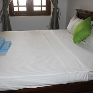 Budgetrum med King size-säng