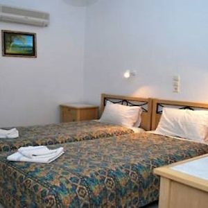 Δωμάτιο με δύο μονά κρεβάτια στον δεύτερο όροφο