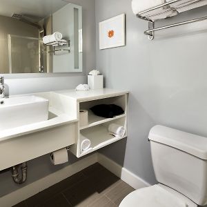 Deluxe Zimmer mit Kingsize-Bett und mit Schwimmbadblick