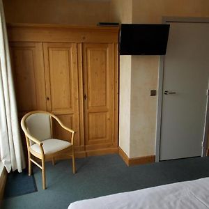 Zimmer mit Kingsize-Bett