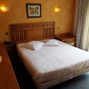 Zimmer mit Kingsize-Bett