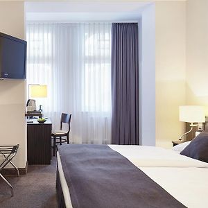 Zimmer mit Kingsize-Bett