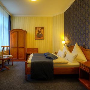 Zimmer mit Kingsize-Bett