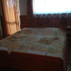 Zimmer mit Kingsize-Bett