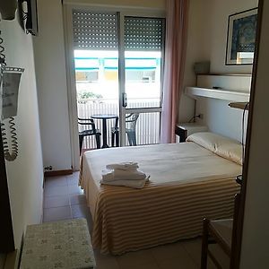 Kleines Zimmer mit Kingsize-Bett