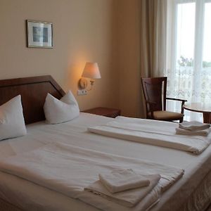 Zimmer mit Kingsize-Bett