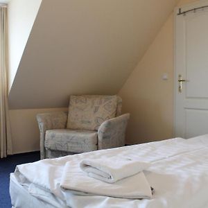 Zimmer mit Kingsize-Bett