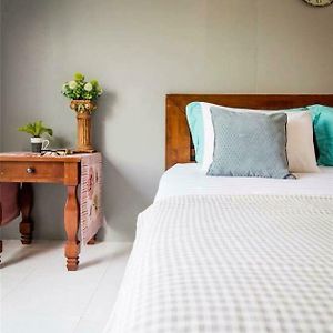 Zimmer mit Kingsize-Bett