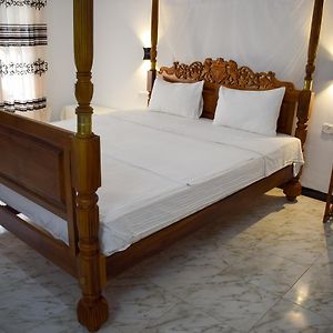 Zimmer mit Kingsize-Bett