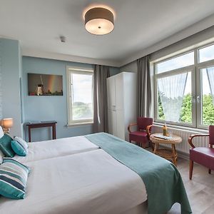 Kleines Zimmer mit Kingsize-Bett