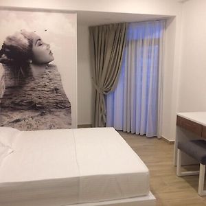 Zimmer mit Kingsize-Bett