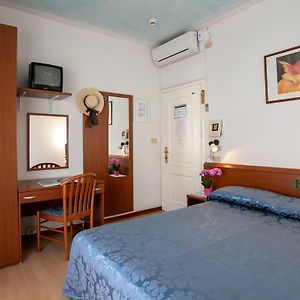 Camera piccola con letto king size