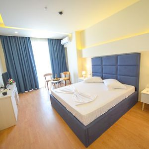 Zimmer mit Kingsize-Bett