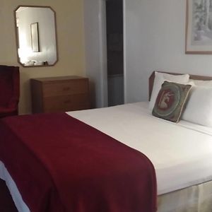 Zimmer mit Kingsize-Bett