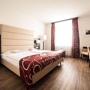 Zimmer mit Kingsize-Bett