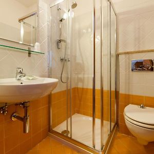 Budget Zimmer mit Kingsize-Bett