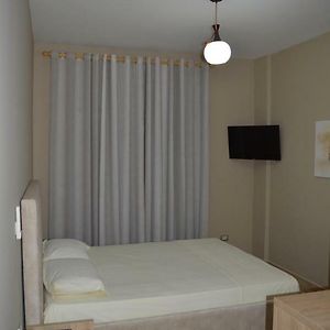 Zimmer mit Kingsize-Bett