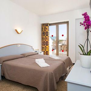 Zimmer mit zwei Einzelbetten
