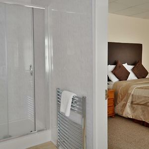 Zimmer mit Kingsize-Bett