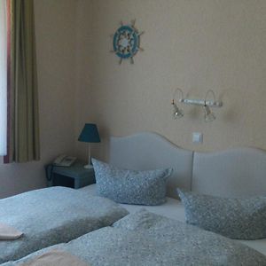 Zimmer mit Kingsize-Bett