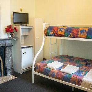 Kamer met een Gezamenlijke Badkamer