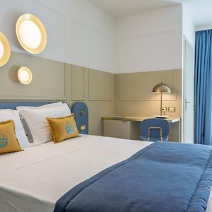 Großes Zimmer mit Kingsize-Bett