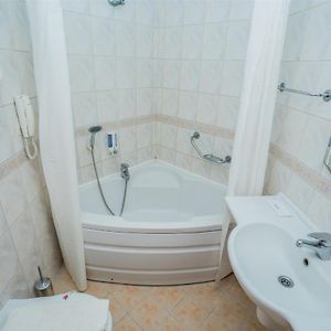 Ekononiczny pokój z łóżkiem king-size