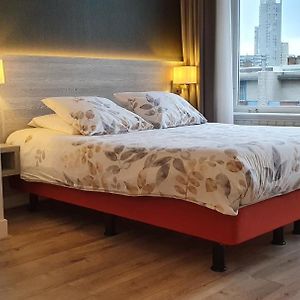 Zimmer mit Kingsize-Bett