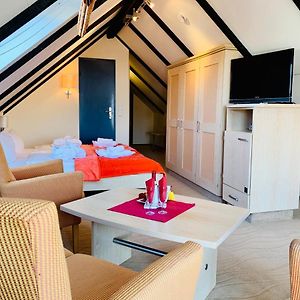 Studio mit Queensize-Bett im Dachgeschoss