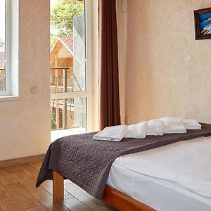 Zimmer mit Kingsize-Bett