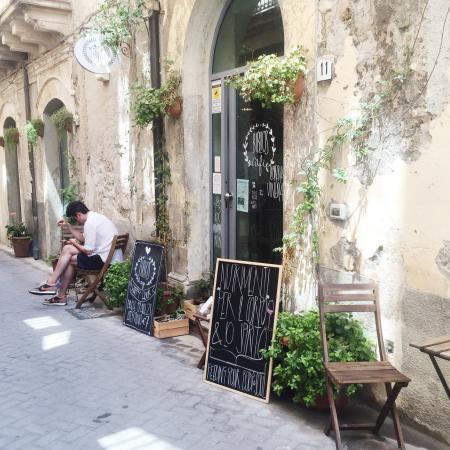 Biblios Cafe