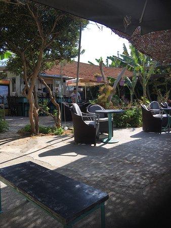 Lakis Beach Bar