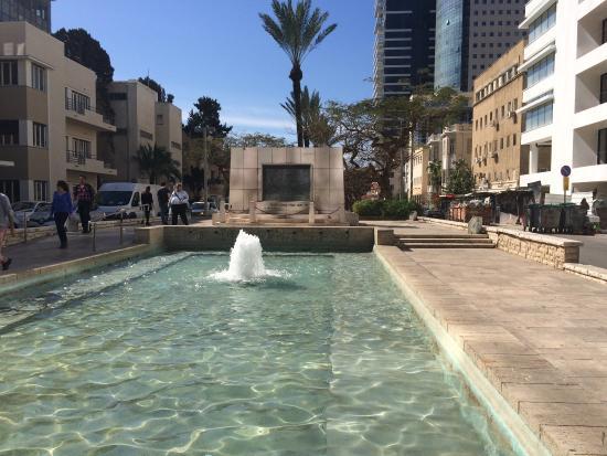 Monumento con fontana dedicato ai padri fondatori