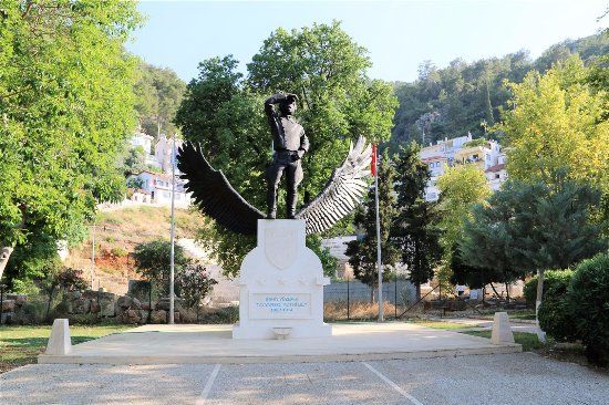 Tayyareci Fethi Bey Anıtı